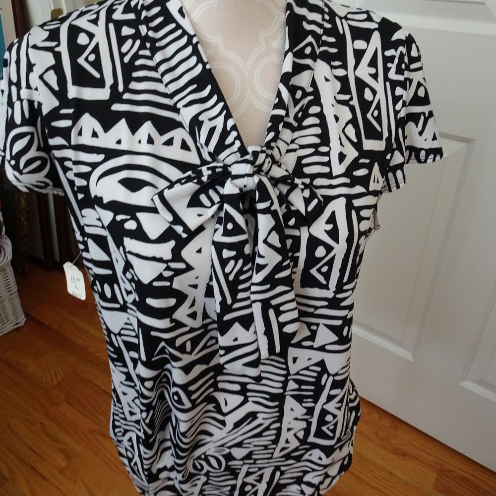 Ladies Size Large Black/White Cap Sleeves Knit Top